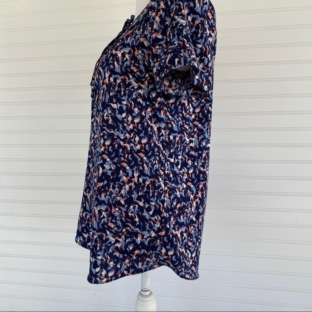 a.n.a Short Sleeve Blouse Size M Navy Blue Abstract Tie Neck Top - Picture 5 of 9